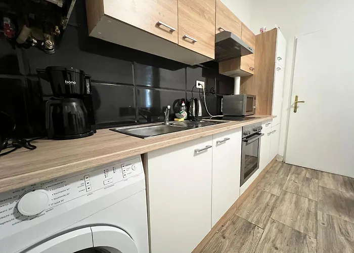 Apartment 15-min To Center, Comfy Private With Shared Wc & Kitchen *