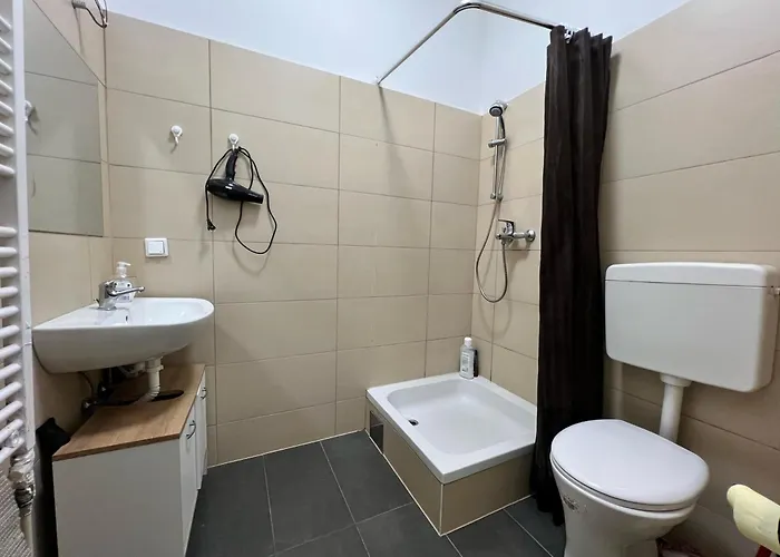 15-min To Center, Comfy Private With Shared Wc & Kitchen *
