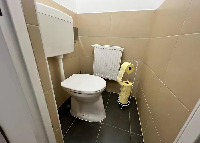15-min To Center, Comfy Private With Shared Wc & Kitchen Apartment *